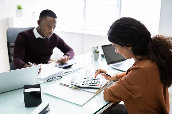 Nahaufnahme Zweier Geschäftsleute Die Schreibtisch Ihre Jahresabschlüsse Berechnen — Stockfoto