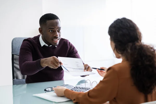 Närbild Businessman Visar Dokument Till Kvinnlig Anställd Arbetsplatsen — Stockfoto