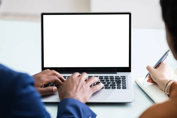 Zwei Geschäftsleute Arbeiten Laptop Mit Leerem Bildschirm — Stockfoto