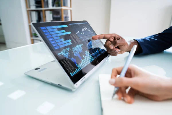 Dois Empresários Trabalhando Juntos Com Gráfico Financeiro Laptop — Fotografia de Stock