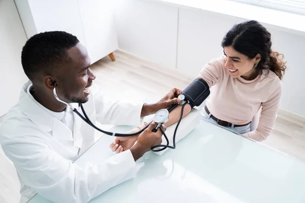 Zbliżenie Lekarza Pomiar Ciśnienia Krwi Pacjentów Stetoskopem — Zdjęcie stockowe