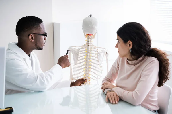 Consulta Médico Quiroprático Clínica Fisioterapia Hospital — Fotografia de Stock