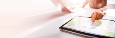 Tablette Çevrimiçi GPS Konum Haritası Denetiliyor