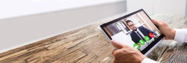 Tabletteki veya Çevrimiçi Röportajdaki Görüntü Konferansı Çağrısı Eöğreniliyor