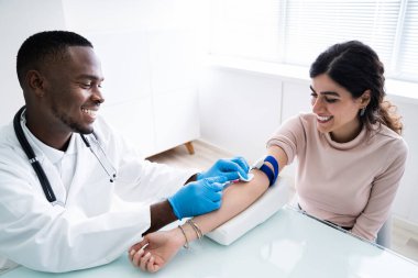 Yakın çekim, erkek doktor erkek hasta kan örneği toplamak için şırınga ile enjekte
