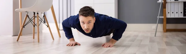 Exercício Treino Escritório Homem Saudável Fazendo Pushups — Fotografia de Stock