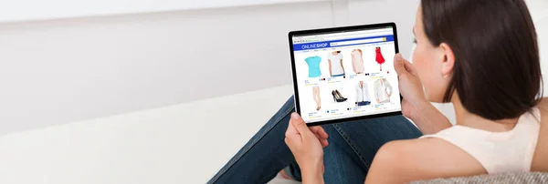 Женщина Онлайн Покупки Планшете Моды Одежды — стоковое фото