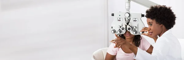 Optician Doing Optometry Eye Exam Black African Patient — Stock Photo, Image