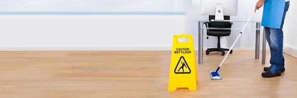 Hausmeister Reinigt Büroboden Mit Desinfektionsmittel — Stockfoto