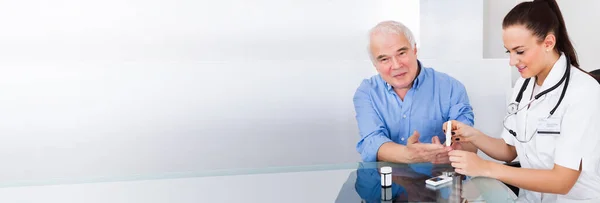 Doctor Testing Diabetes Glucose Checking Patient — Stock Photo, Image