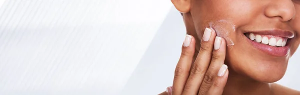 African American Woman Face Skincare Inglês Aplicação Creme — Fotografia de Stock