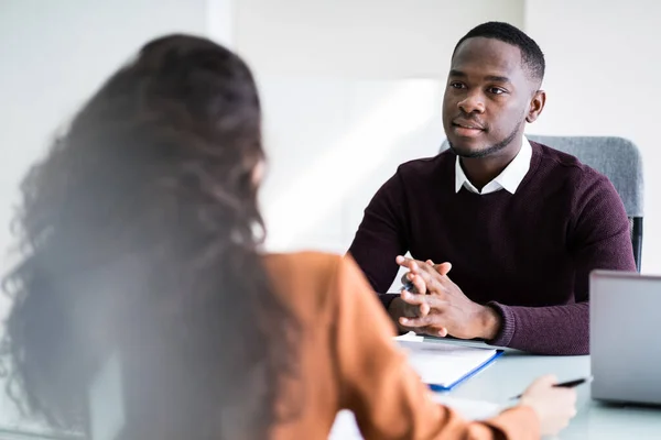 Zwei Geschäftsleute Reden Büro Miteinander — Stockfoto