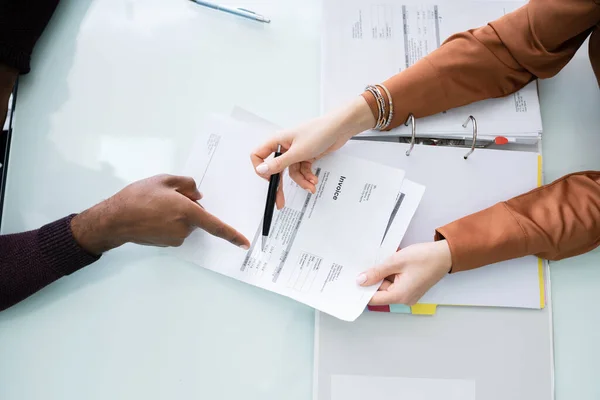 Jovem Conselheira Financeira Discutindo Fatura Com Seu Cliente Local Trabalho — Fotografia de Stock