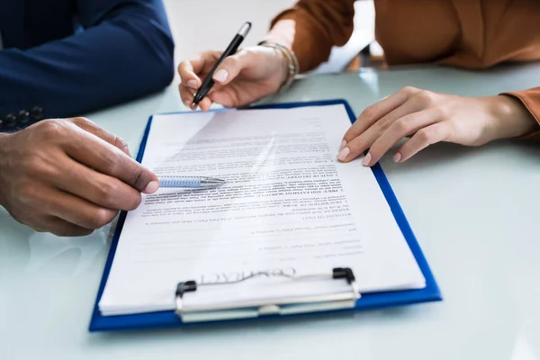 Twee Ondernemers Hand Analyzing Document Glass Desk — Stockfoto