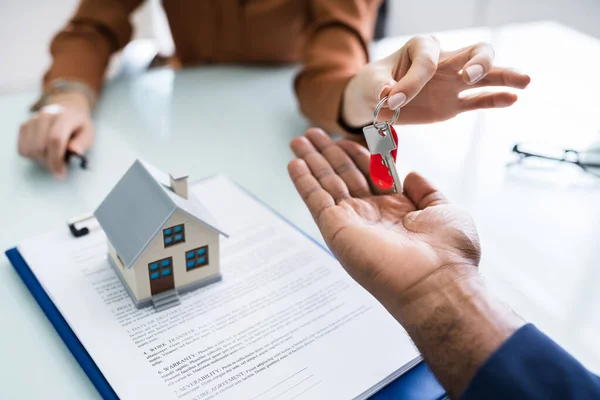 Realtor Dando Chaves Casa Cliente Após Assinar Contrato — Fotografia de Stock