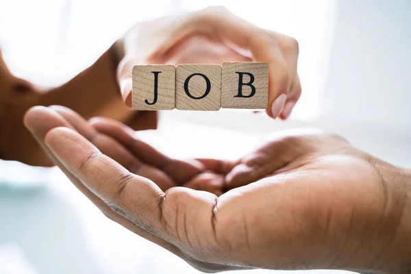 Närbild Affärsmän Hand Trä Blockera Med Jobb Text Till Kandidat — Stockfoto