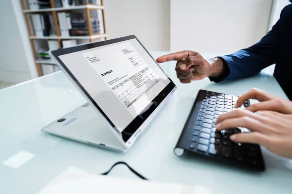 Geschäftsmann Zeigt Ihrer Männlichen Kollegin Rechnung Auf Laptop Bildschirm Während — Stockfoto