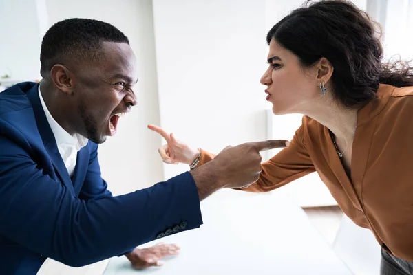 Pessoas Negócios Irritadas Gritando Uns Com Outros — Fotografia de Stock