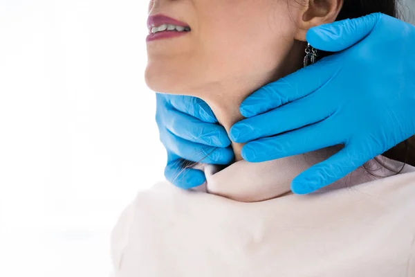 Primer Plano Mano Médico Tocando Garganta Una Paciente Femenina Clínica — Foto de Stock