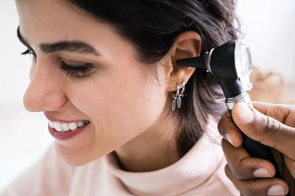 Primer Plano Del Médico Femenino Examinando Oreja Del Paciente Con — Foto de Stock