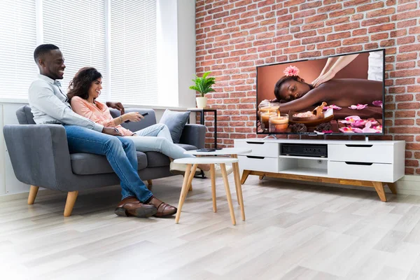 Vista Trasera Una Pareja Viendo Películas Televisión Casa — Foto de Stock