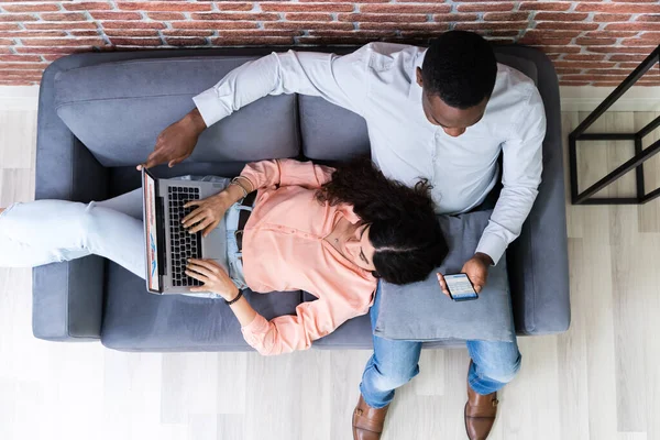 Koppel Met Behulp Van Laptops Terwijl Ontspannen Bank Thuis — Stockfoto