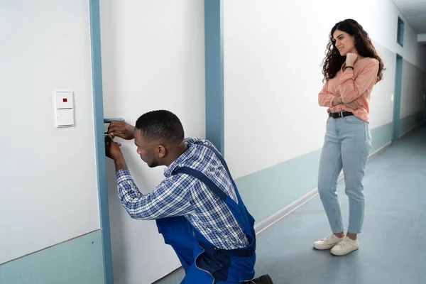 Lockpicker Abertura Casa Porta Para Mulher Trancada — Fotografia de Stock