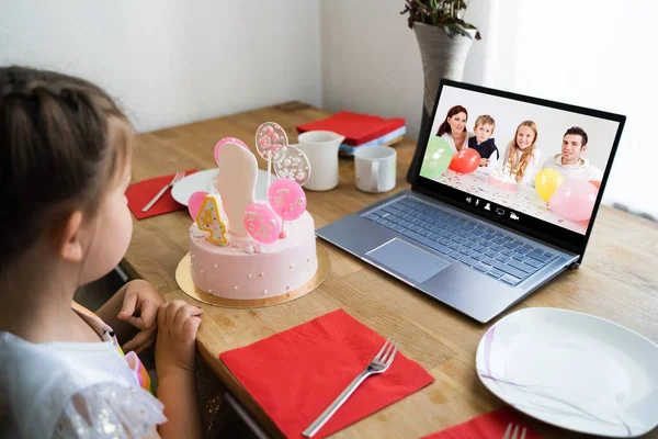 Familia Celebrando Cumpleaños Usando Videollamada —  Fotos de Stock