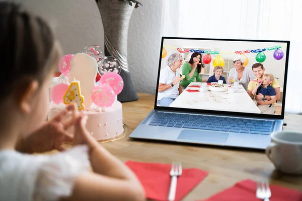 Familjen Firar Födelsedag Med Hjälp Video Conference Call — Stockfoto