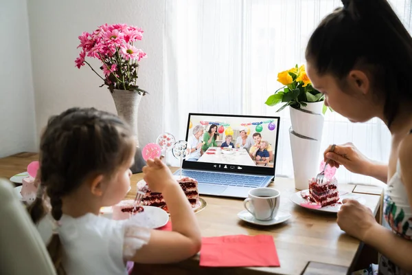 Familie Vieren Verjaardag Met Behulp Van Videoconferentie Oproep — Stockfoto