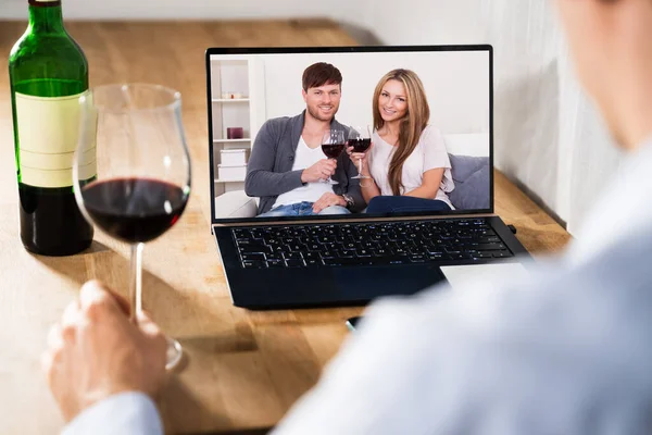 ビデオ会議を使用してインターネット上の友人による仮想ワインの試飲 — ストック写真