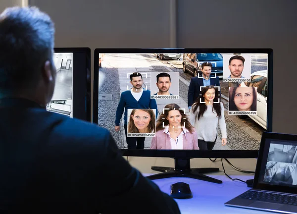 闭路电视摄像监控屏幕上的人工智能人脸识别 — 图库照片