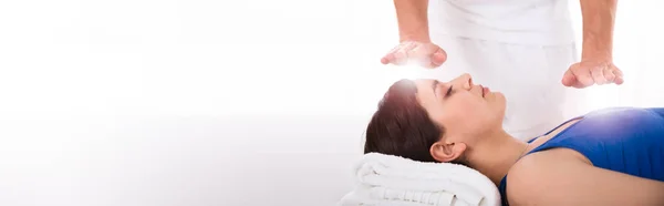 Reiki Enerji Yileştirici Ellerle Tedavi — Stok fotoğraf