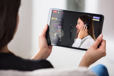Tablet Bilgisayarında Şarkıcıyla Canlı Müzik Videosu