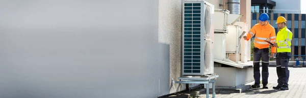 Wartung Und Reparatur Von Klimaanlagen Durch Techniker — Stockfoto