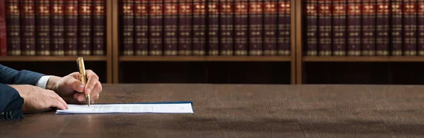 Pengacara Melakukan Dokumen Legal Scrutiny Pada Meja Dengan Buku Latar — Stok Foto