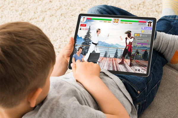 儿童在平板电脑上观看实时游戏流 — 图库照片