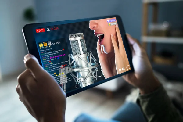 Streaming Video Musicali Dal Vivo Con Cantante Computer Tablet — Foto Stock