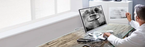 Dentist Menggunakan Perangkat Lunak Lisan Melihat Teeth Xray Pada Komputer — Stok Foto