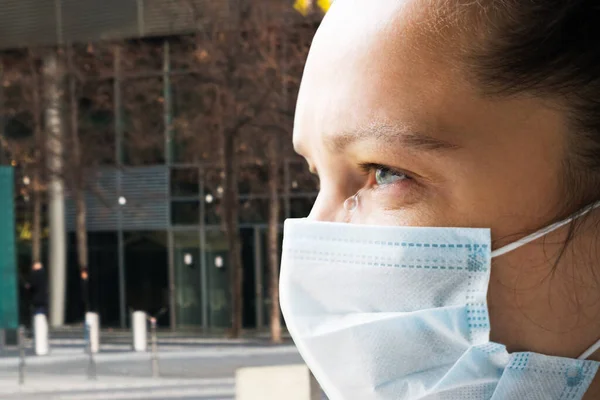 Женщина в маске для лица во время пандемии — стоковое изображение Женщина Маске Лица Время Пандемии Лицензионные Стоковые Фото