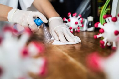 Coronavirüs 'e karşı temizleyici mendille mutfak temizliği