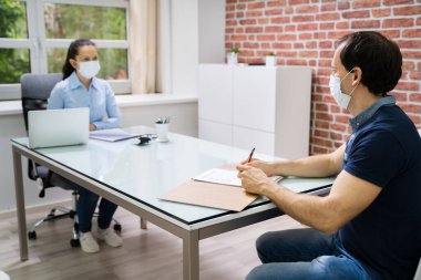 Maske takarak Hukuk Bürosu 'nda İş Görüşmesi