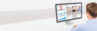 Bilgisayarda ev videoları konferansında çalışmak ve Webinar Elearn İş Toplantısı