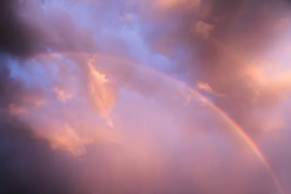 Regenbogen Den Wolken Bei Dramatischem Sonnenuntergang — Stockfoto