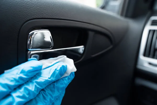 ウイルス感染に対する消毒剤で車のドアハンドルを掃除する — ストック写真