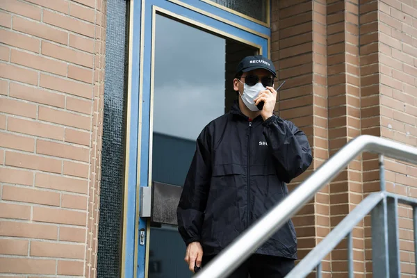 Guarda Segurança Máscara Facial Falando Sobre Walkie Talkie — Fotografia de Stock
