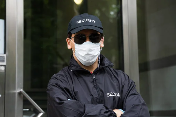 Security Guard Standing Face Mask Entrance — Stock Photo, Image