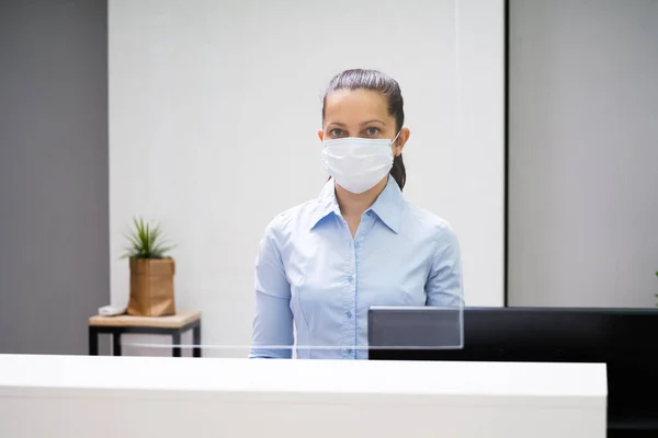 Receptionist Woman Office Reception Wearing Face Mask — Stock Photo, Image