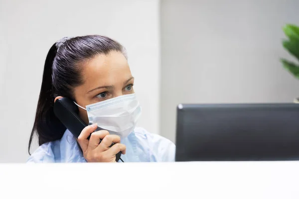 Receptionist Woman Office Reception Wearing Face Mask — Stock Photo, Image