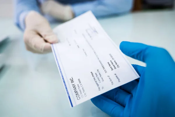 Cheque Payroll Check Till Anställd Handskar — Stockfoto